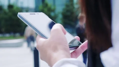 Closeup of hands typing on mobile device 動画素材 76980513