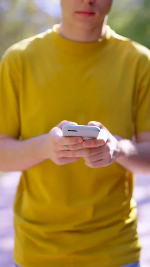 Closeup of hands typing on phone Stock-Footage 252641156