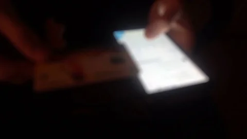 Closeup of hands of a young man flipping through the news on the smartphone Vídeo Stock 83625576