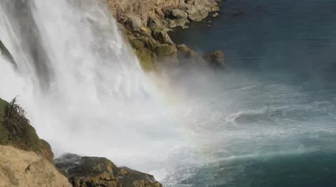CloseUp High Definition Duden Waterfall Streaming with Rainbow Vídeos de archivo 8927731