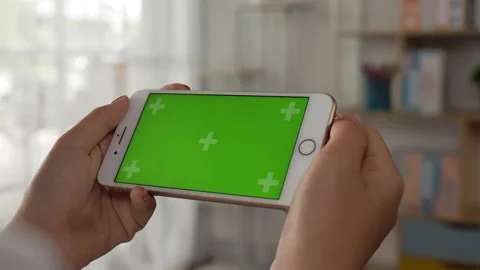 Closeup horizontal of hand woman using smartphone with green screen  Stock-Footage 202156878