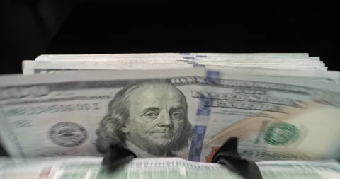 Closeup of hundred dollar bill banknotes flipping through in counting machine Vídeos de archivo 254453589