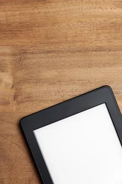 Closeup image of an electronic reader with blank screen on a wooden surface Foto stock