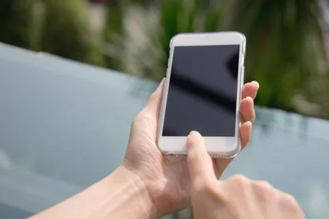 Closeup image of a female hands using smartphone Foto stock