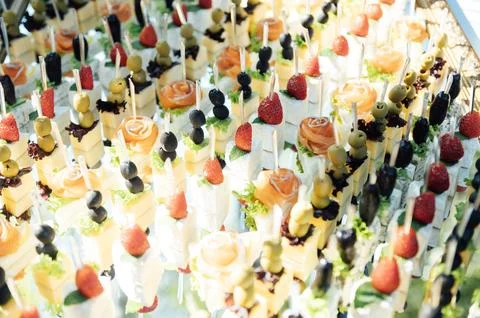 The closeup image of the various small cup cakes on mirror plate Foto stock