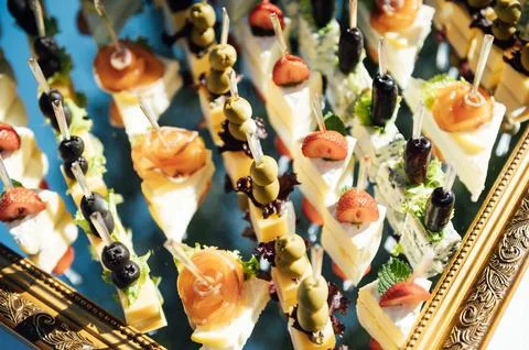 The closeup image of the various small cup cakes on mirror plate Foto stock
