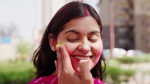Closeup of Indian Man Applying Holi Color on Indain Woman's Face Vídeo Stock 297059599