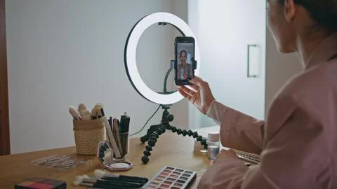 Closeup influencer recording tutorial smartphone display view. Blogger streaming 스톡 사진