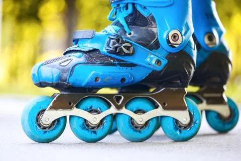 Closeup of inline roller skates with blue wheels. Foto stock