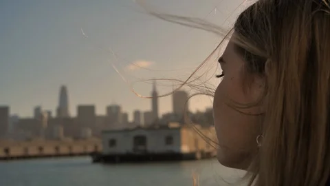 Closeup inspirational attractive young woman enjoying life in city San Francisco Vidéo 122257083