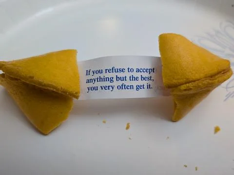 Closeup of an inspiring fortune cookie message: 写真素材