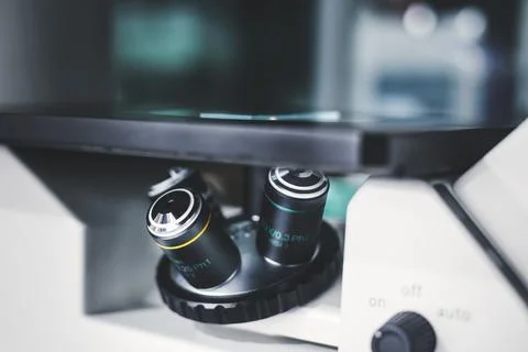 Closeup of the inverted microscope, microscopy with metal lens for bioassay.. Stock-Fotos