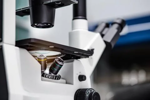 Closeup of the inverted microscope, microscopy with metal lens for bioassay.. Stock-Fotos