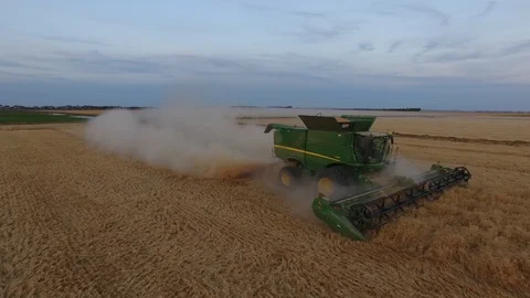 Closeup of John Deere Header harvesting wheat in rural Australia at sunset Stockbeeldmateriaal 94118461