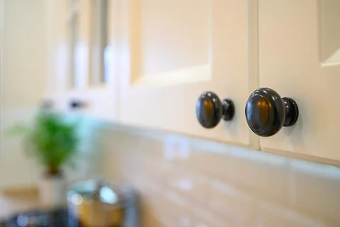Closeup to knobs at kitchen cabinet doors Foto stock