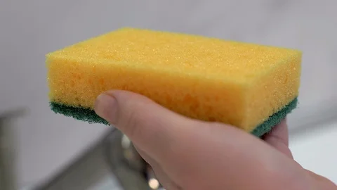 Closeup of a lady cleaning the plates using a viscous detergent. Vídeo Stock 103306356