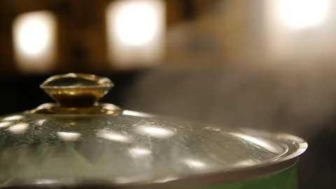 Closeup of lady hand opening steam sukiyaki pot lid Video stock 101004754