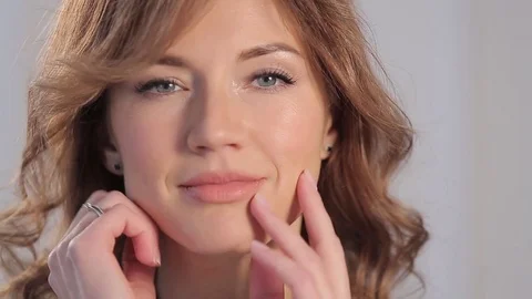 Closeup Lady touching her face  Vidéo 71296862