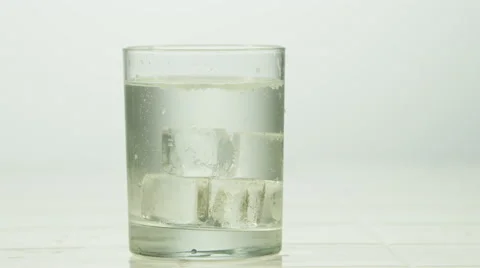Closeup of lime dropping into carbonated drink Stock-Footage 67358673