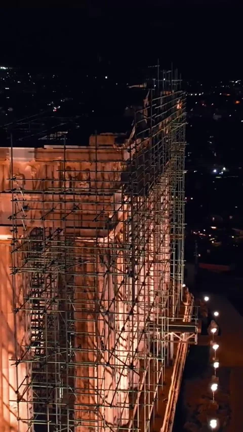 Closeup look at Parthenon preservation work in Athens at night Vídeos de archivo 335085116