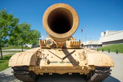 Closeup looking down the barrel of a modern heavy armoured war tank's cannon Foto stock