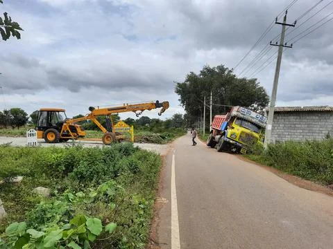 Closeup of Lorry Accident using Crane lifting to the roadside. Fotos de archivo