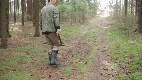 Closeup lumberjack holding axe Vídeo Stock 75484022