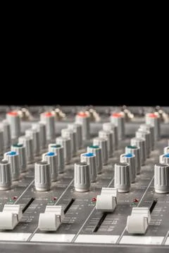 Closeup macro audio mixing console knobs and sliders. Foto stock