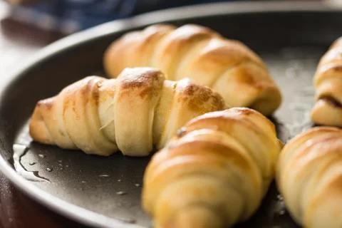 Closeup macro of baked rolls on the baking tray with selective focus Stock-Fotos