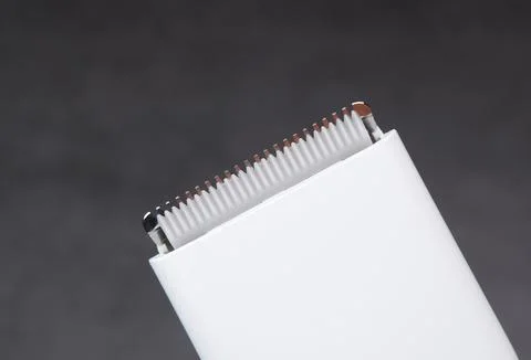 Closeup macro of the ceramic cutting blade of a white hair clipper Foto stock