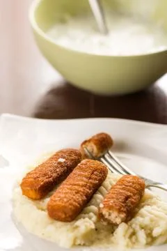 Closeup macro fish sticks served with mashed potatoes Foto stock