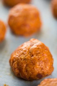 Closeup macro raw minced meat meatballs with selective focus Foto stock