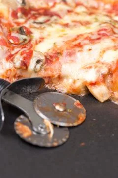 Closeup macro view pizza slice melted cheese Foto stock