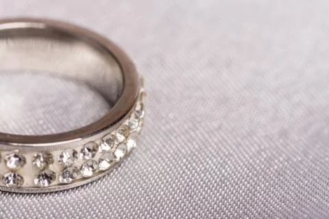Closeup macro wedding diamond ring blurred background Foto stock