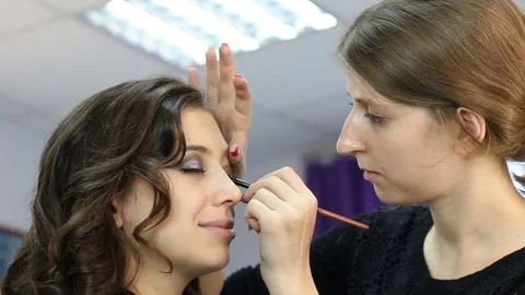 Closeup of a makeup artist applying makeup Stock Footage 70194334