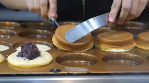 Closeup Of Making Thai Pancake With Taro Cream. Asian Street Food Concept. Vídeos de archivo 98418209