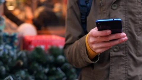 Closeup of male hand using smartphone outside. Winter traveling. Online Vidéo 124712241