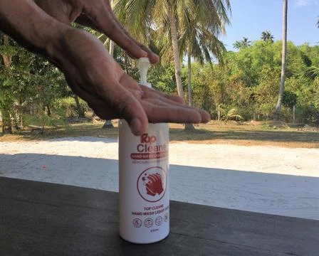 CLOSEUP, MALE HANDS USING SANITIZING GEL, OUTDOORS, NATURE Stock-Fotos
