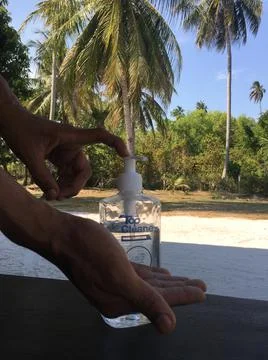CLOSEUP, MALE HANDS USING SANITIZING GEL, OUTDOORS, NATURE Stock-Fotos