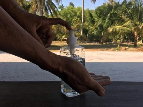 CLOSEUP, MALE HANDS USING SANITIZING GEL, OUTDOORS, NATURE Stock-Fotos