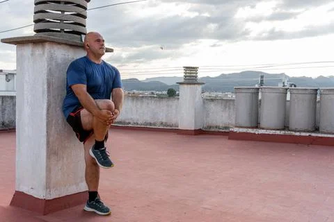Closeup of a man doing exercises and sports on the terrace of a building Fotos de archivo