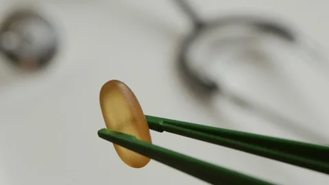 Closeup of a man holding a tweezers while holding it pilule 스톡 동영상 111221675