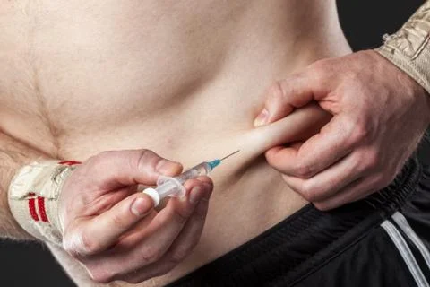 Closeup of a man injecting himself with steroids. Foto stock