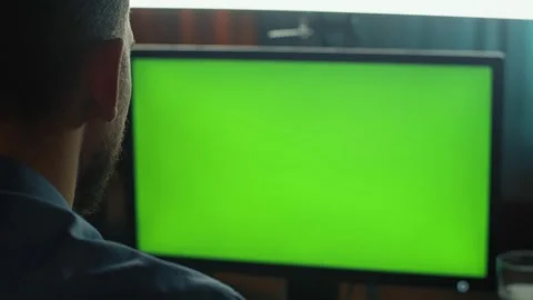 Closeup man in office working on computer with green screen for chroma key Vidéo 168906464