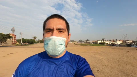 Closeup of a man running with his face mask at sunrise Vidéo 141664176