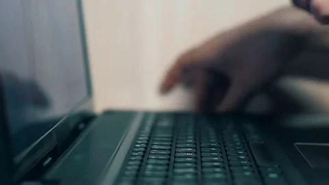 Closeup of man working at office with laptop and answering mobile phone call Vidéo 85276227
