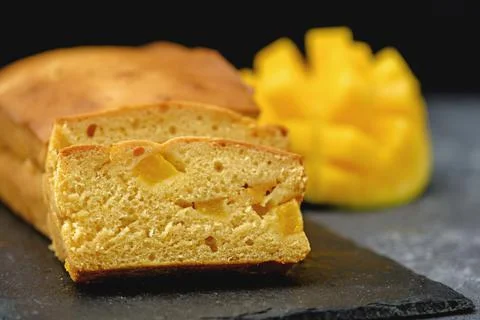 Closeup mango cake on black backround, homemade pound cake Foto stock