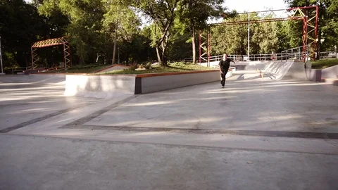 Closeup of man's rollers on the edge of parapet. Young roller performing stunts 스톡 동영상 113763013