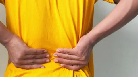 Closeup massaging back suffering from acute back pain arthritis backache acute Vídeos de archivo 336585177