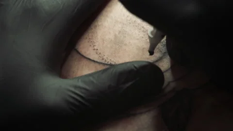 Closeup master creates effect of shadow on peony tattoo Stockbeeldmateriaal 104864040